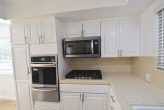 14706 Dickens St in Los Angeles, CA - Foto de edificio - Building Photo