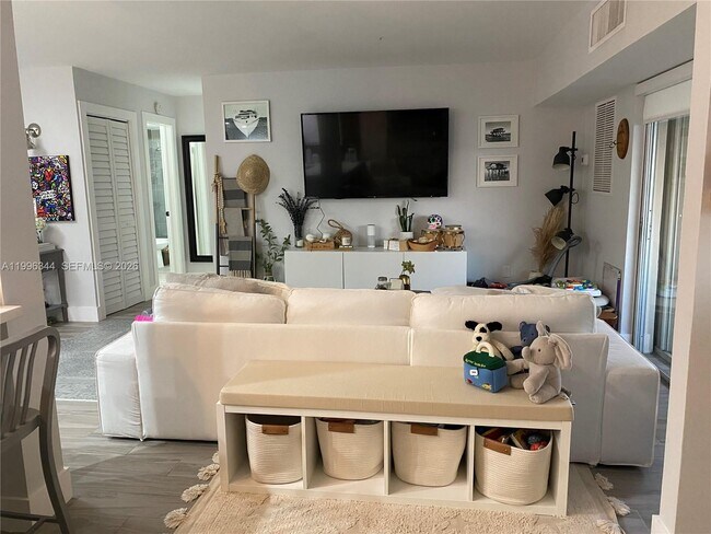 2201 Brickell Ave, Unit 902 in Miami, FL - Building Photo - Building Photo