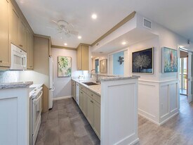 555 Park Shore Dr, Unit 508 in Naples, FL - Building Photo