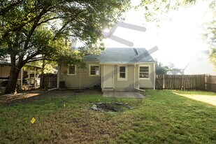 1921 S Vine St in Wichita, KS - Building Photo