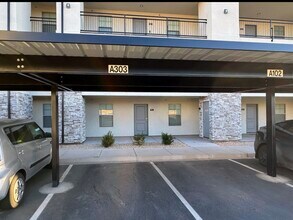 128 N Lone Rock Dr, Unit A-303 in Hurricane, UT - Foto de edificio - Building Photo