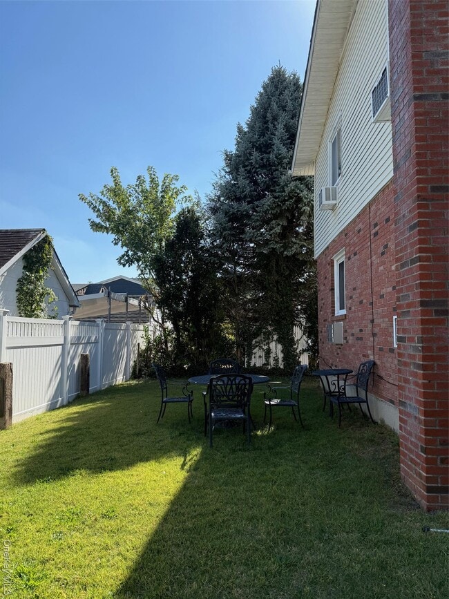 16 Firwood Rd in Port Washington, NY - Building Photo - Building Photo