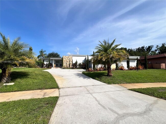 3210 Medinah Cir E in Greenacres, FL - Building Photo - Building Photo