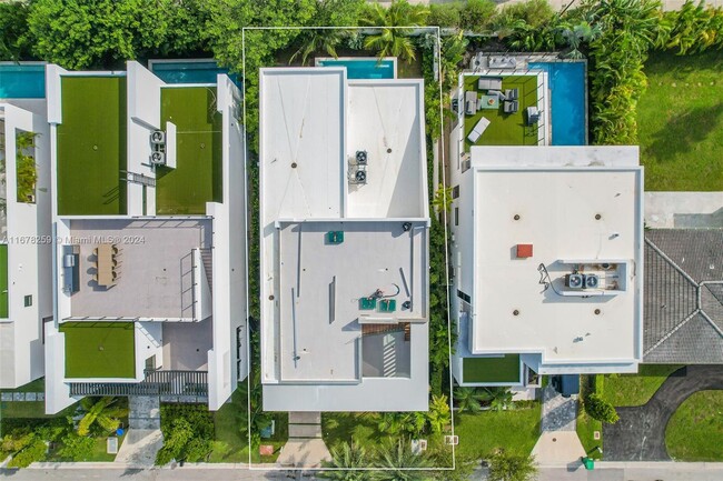 1092 N Venetian Dr in Miami Beach, FL - Building Photo - Building Photo