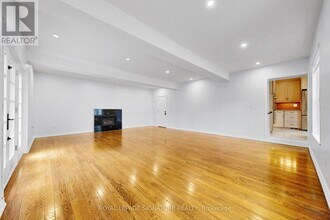 24 Laureleaf Rd in Markham, ON - Building Photo - Building Photo