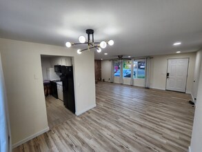 950 SE 6th Ave in Oak Harbor, WA - Building Photo - Building Photo