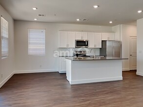 300 Yasmin Daylily Pl in Henderson, NV - Building Photo - Building Photo