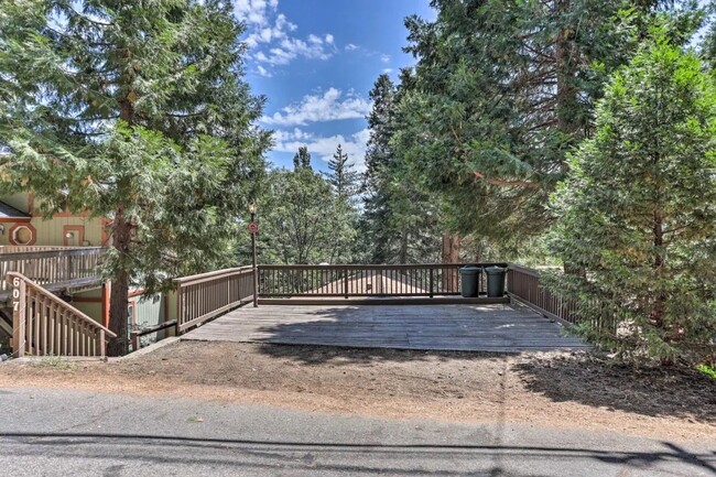 607 E Victoria Ct in Lake Arrowhead, CA - Building Photo - Building Photo