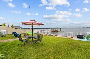 75 Charlotte Dr in East Greenwich, RI - Building Photo