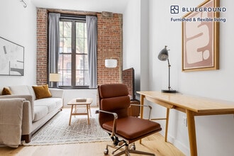 10 St Marks Pl in New York, NY - Building Photo - Building Photo