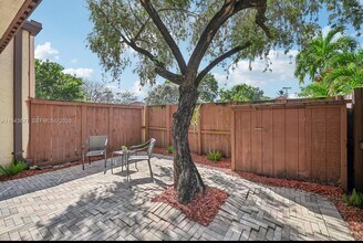 7024 SW 114th Pl in Miami, FL - Foto de edificio - Building Photo