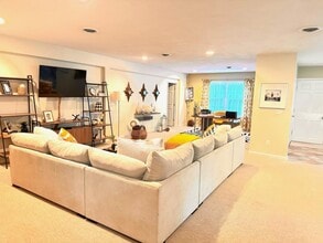 111 E Genesee St, Unit B in Fayetteville, NY - Foto de edificio - Building Photo