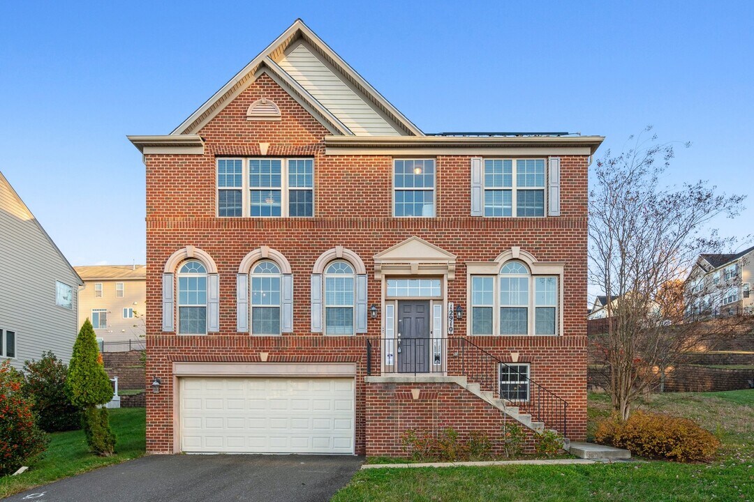 12910 Hallwood Pl in Fort Washington, MD - Foto de edificio