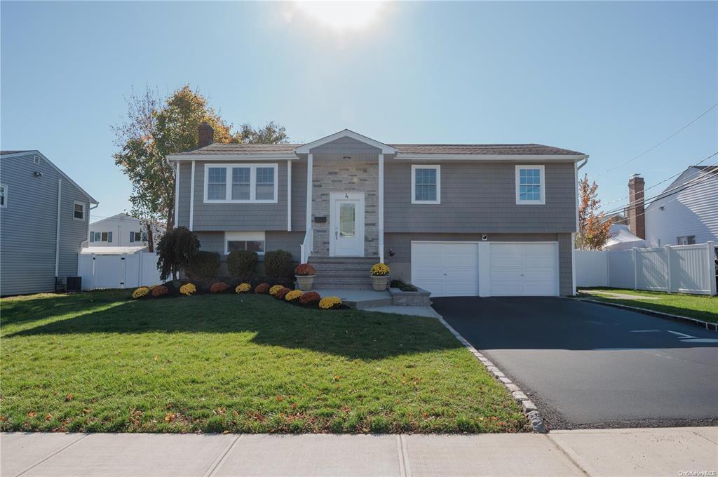 4 Splitrail Pl in Commack, NY - Building Photo