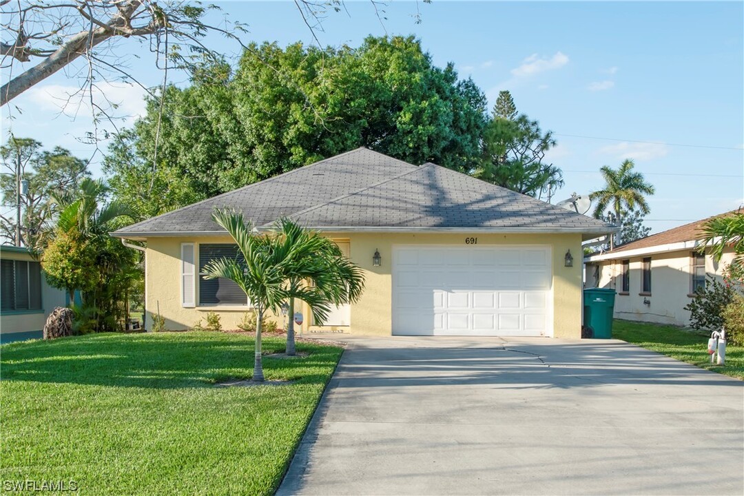 691 102nd Ave N in Naples, FL - Building Photo