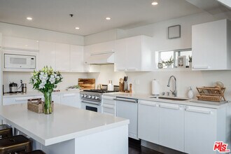 13326 Beach Ave in Marina Del Rey, CA - Building Photo - Building Photo