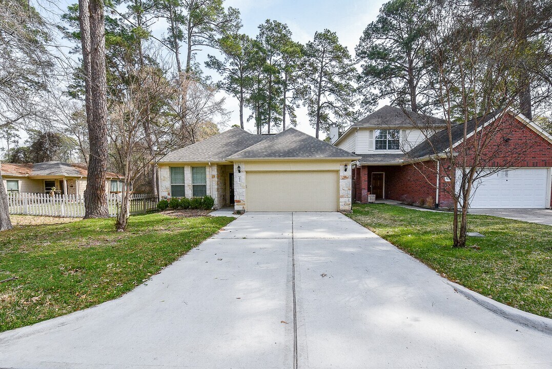 2826 Whitman Dr in Montgomery, TX - Foto de edificio