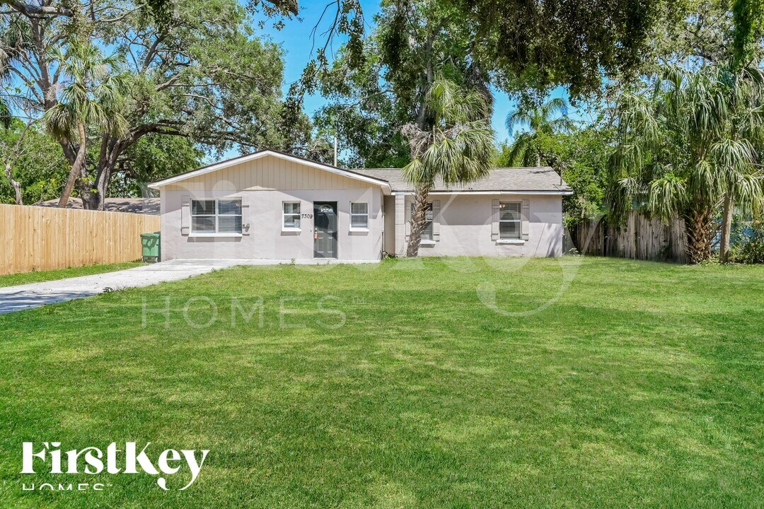 7309 N Dartmouth Ave in Tampa, FL - Building Photo