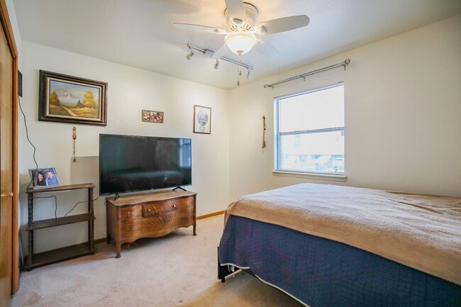 Spacious 3 Bedroom 2 bath with Solar Panels in Alamogordo, NM - Building Photo - Building Photo