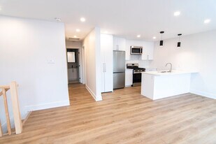 142 Young St in Ottawa, ON - Building Photo