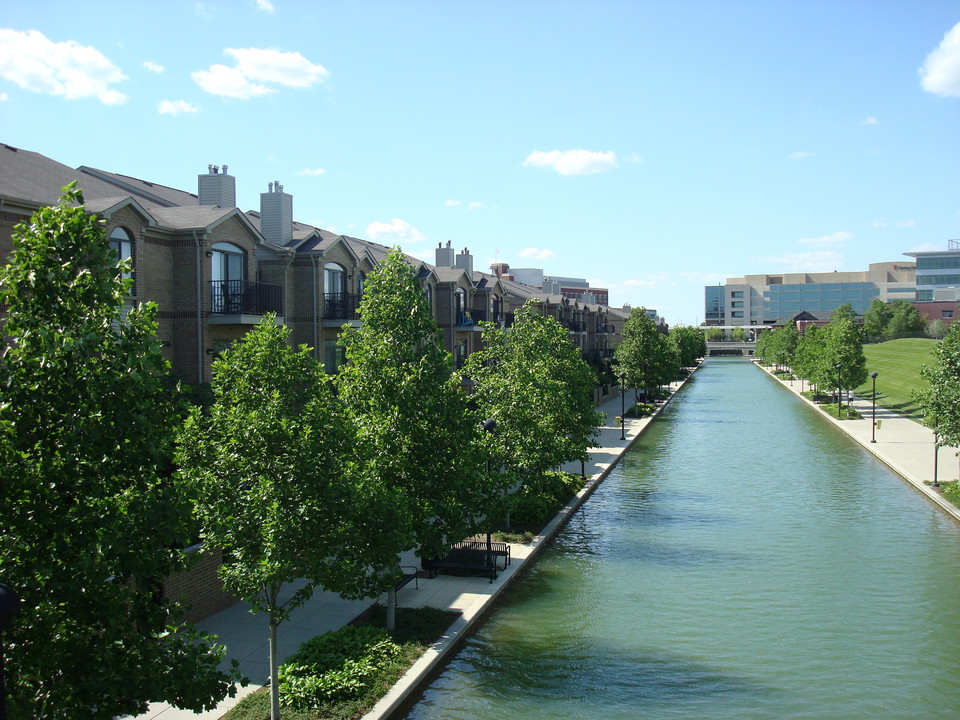 Gardens of Canal Court in Indianapolis, IN - Building Photo