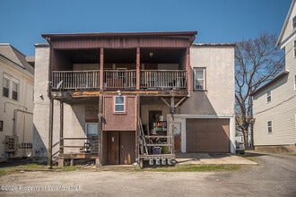 1827-1829 Main St in Blakely, PA - Foto de edificio - Building Photo