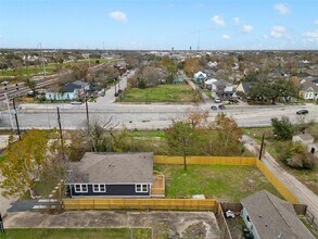 1810 Semmes St in Houston, TX - Foto de edificio - Building Photo