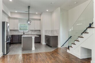 4519 San Jacinto St in Dallas, TX - Foto de edificio - Building Photo