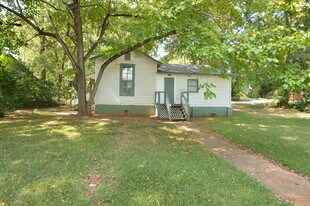 1151 Oak St in Montevallo, AL - Building Photo