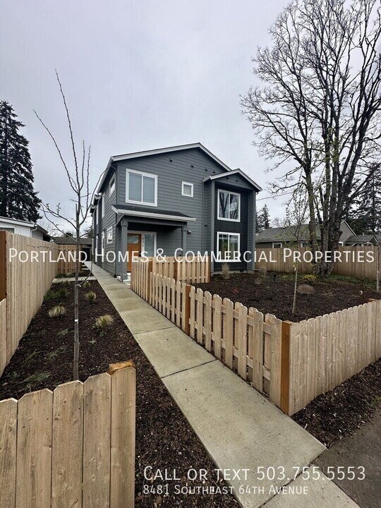 8481 SE 64th Ave in Portland, OR - Building Photo