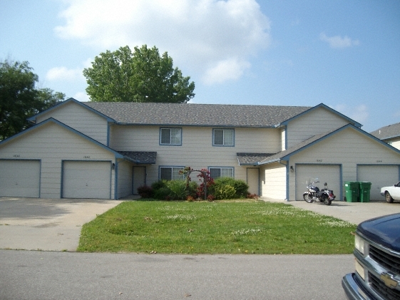 1638-1652 S Highland in Andover, KS - Building Photo