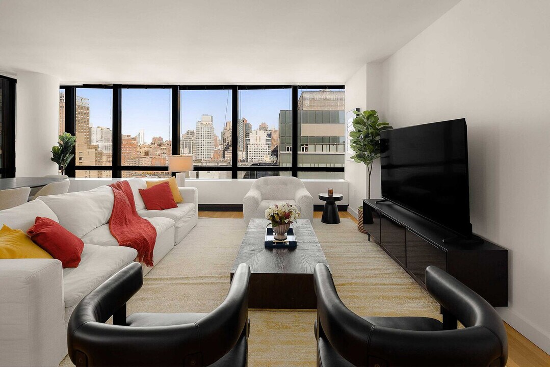 1113 York Ave in New York, NY - Building Photo