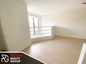 1014 W Grace St, Unit 944F201 in Chicago, IL - Building Photo