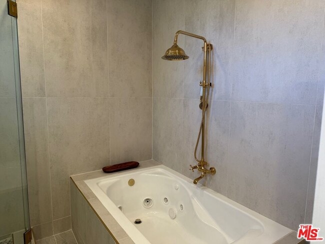 1222 N Virgil Ave in Los Angeles, CA - Building Photo - Building Photo