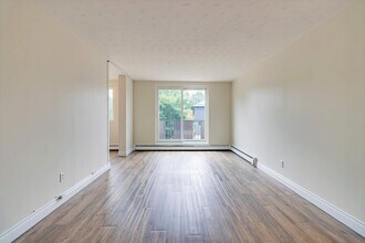 Sydenham Manor Apartments in Owen Sound, ON - Building Photo - Building Photo