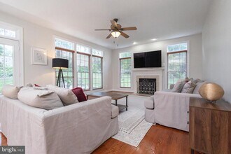 11629 Forest Hill Ct in Fairfax, VA - Foto de edificio - Building Photo