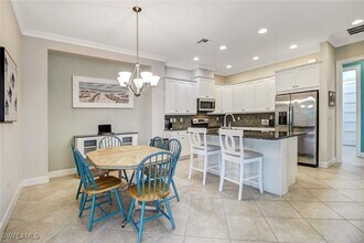 7194 Dominica Dr in Naples, FL - Foto de edificio - Building Photo