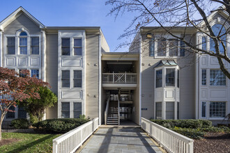 Fairfield House in Fairfax, VA - Foto de edificio - Building Photo