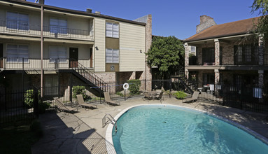 Gates of Oakwood in Gretna, LA - Foto de edificio - Building Photo