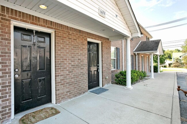 6694 S Wilson Rd in Radcliff, KY - Building Photo - Building Photo