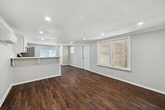 703 E Fayle Ave in Baytown, TX - Building Photo - Building Photo