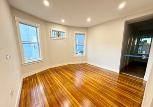 147 E Cottage St, Unit 1 in Boston, MA - Foto de edificio - Building Photo