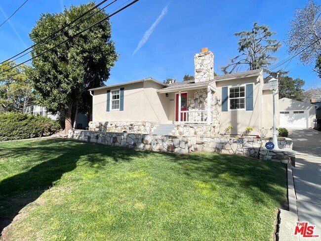 2851 Fairmount Ave in Montrose, CA - Building Photo - Building Photo