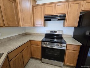 27601 Hidden Oaks Dr in Brownstown Township, MI - Foto de edificio - Building Photo