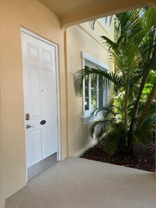 11 Harbour Isle Dr W in Fort Pierce, FL - Building Photo
