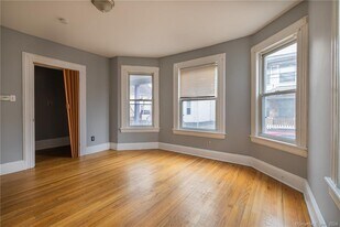 26 Pleasant St in Bridgeport, CT - Building Photo