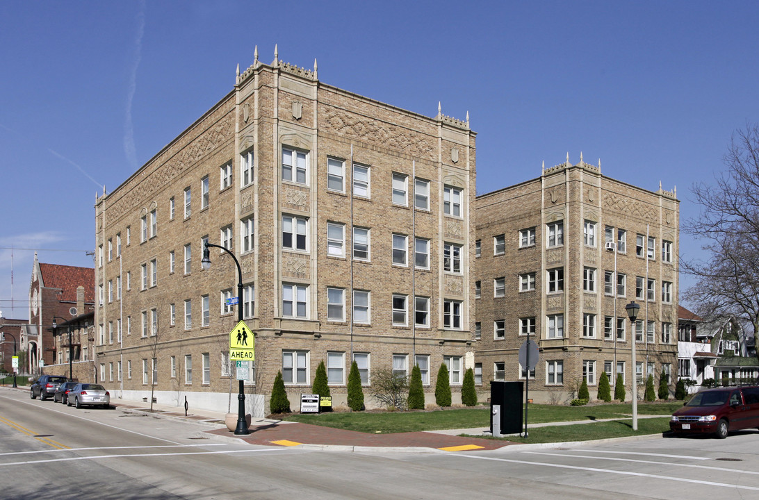 Shorewood Manor in Milwaukee, WI - Building Photo