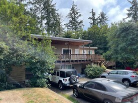 92256 Hummingbird Dr in Warrenton, OR - Building Photo