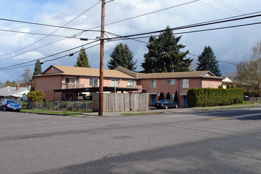 8231 N Fessenden St in Portland, OR - Building Photo