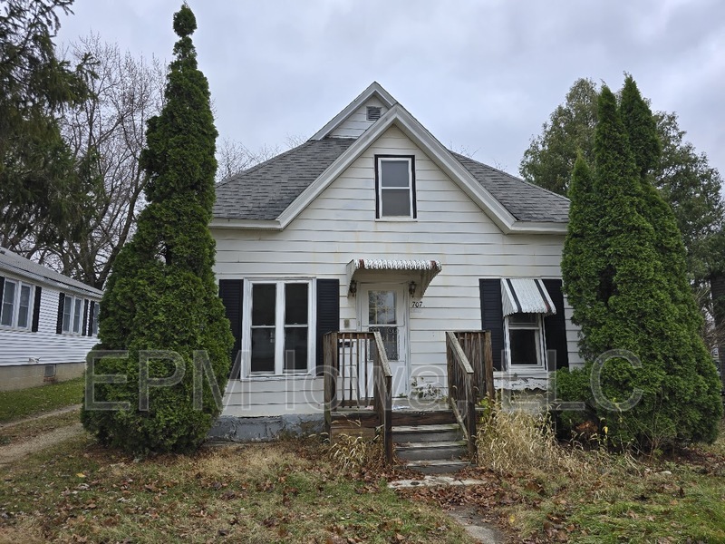 707 N Frederick Ave in Oelwein, IA - Foto de edificio